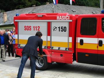 Slávnostné odovzdávanie nového hasičského auta Slávnostné odovzdávanie nového hasičského auta