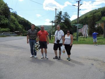 Cesta k položeniu kytíc na hroby O.Vargica a J.Hau Cesta k položeniu kytíc na hroby O.Vargica a J.Hau